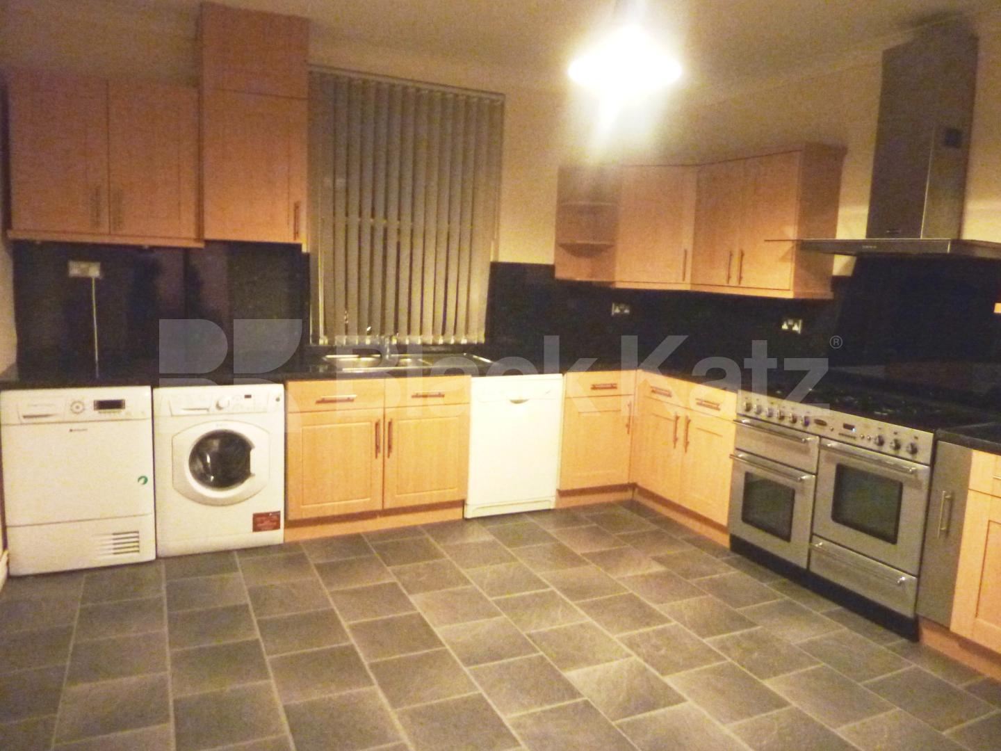 			4 BED - 2 BATH, 4 Bedroom, 1 bath, 1 reception Flat			 Gloucester Gardens, PADDINGTON  BAYSWATER